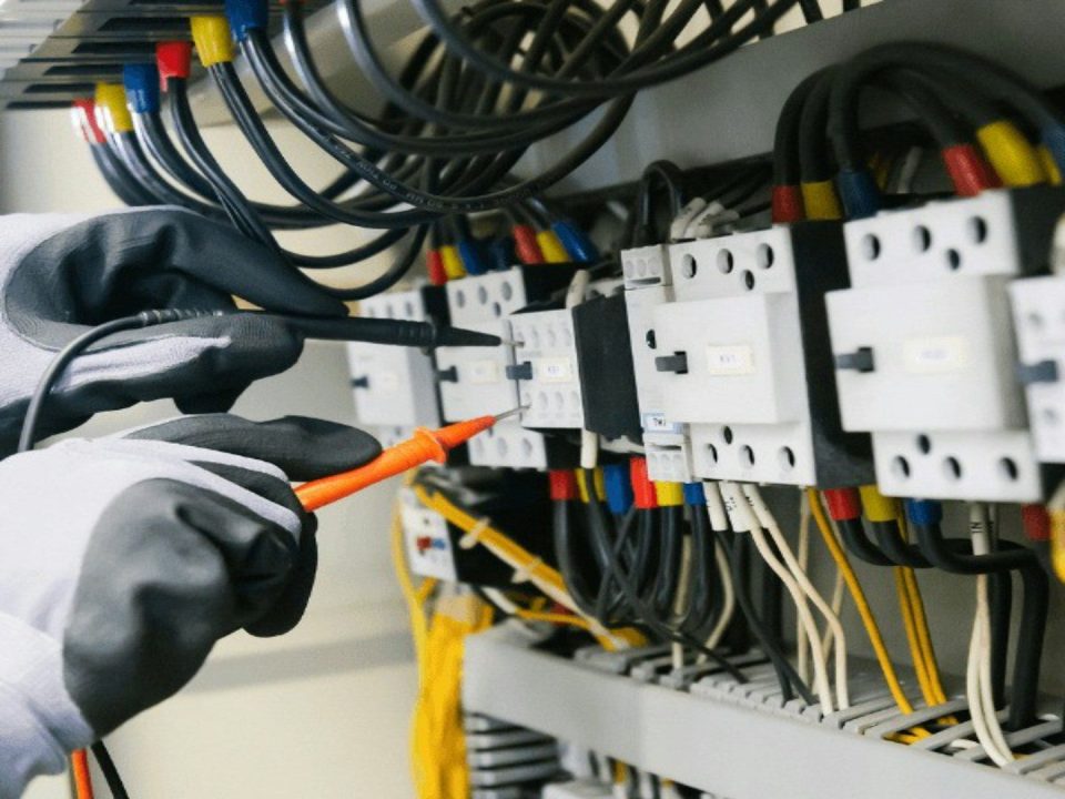 Pruefung eines elektrischen Schaltschranks